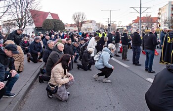 >Wierni przeszli przez miasto