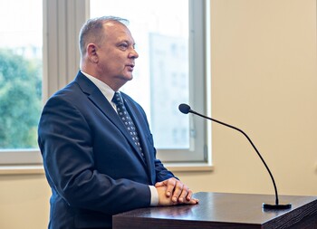 >Prezydent zwolnił go za komentarze. „Walczę w sądzie o godność”