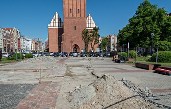 >Remontują plac przy katedrze