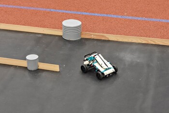 >Uczniowie i roboty