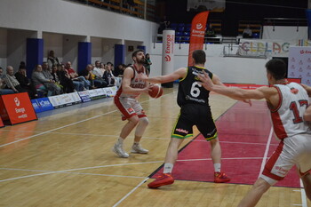 >Elbasket wygrywa z liderem