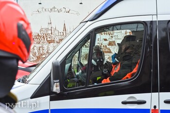 >Wypadek na ul. Grota Roweckiego, audi przewróciło się na bok