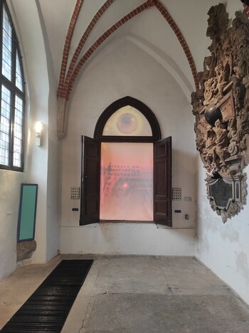 >Krużganek Galerii EL należy do młodych artystów