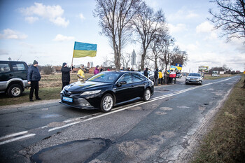 >Ambasador w Pieniężnie. Demonstracja prorosyjska, antyrosyjska pikieta