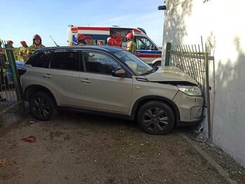 >Suzuki wjechał w dom