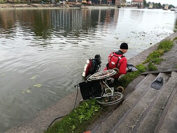 >Wózek inwalidzki na brzegu, strażacy przeszukiwali rzekę 
