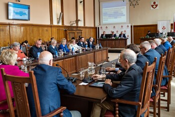 >Emocje wokół portu na sesji. Mieszkaniec wyprowadzony przez strażników