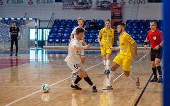 >Futsal na żółto, biało i niebiesko
