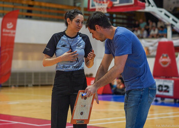 >Elbasket wygrywa na inaugurację