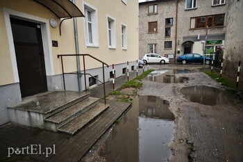 >Dziury, wyrwy i zepsute samochody