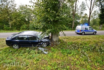 >Zasnął za kierownicą i uderzył w drzewo