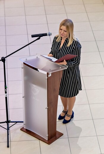 >Przemoc zaczyna się po cichu