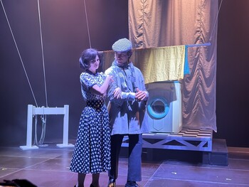 >Historia skarpetek na deskach teatru
