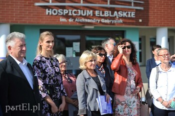 >Samochód w darze dla elbląskiego hospicjum