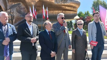 >Lewica świętowała pod Pomnikiem Odrodzenia