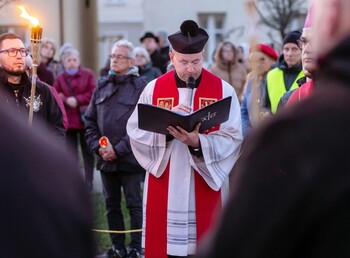 >Wierni przeszli przez miasto
