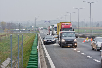 >Uderzył w barierki na S7, dwa pasy w kierunku Elbląga były zablokowane