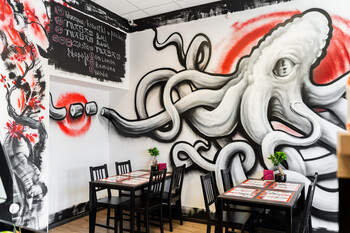 >Pyszne i świeże street food sushi w Elblągu
