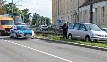 >Wjechał na tory i zablokował ruch tramwajów