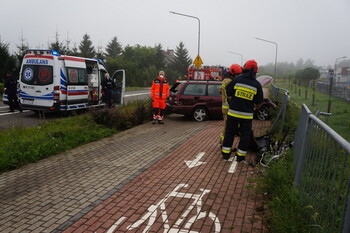 >Volkswagen wjechał w ogrodzenie, a opel zderzył się z fiatem