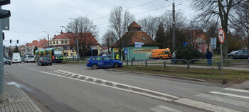 >Kolizja z tramwajem na Bema