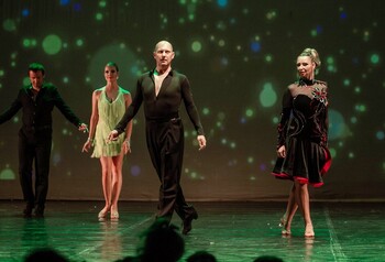 >Taneczna osiemnastka szkoły Broadway
