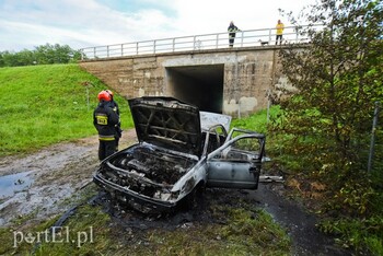 >Porzucony nissan spłonął pod trasą S22