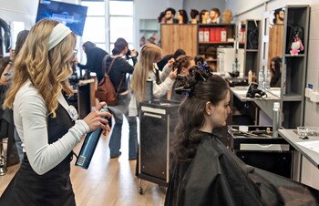 >Naprawić samochód i uczesać modelkę