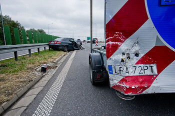 >Kierowca hondy uderzył w przyczepę, 35-latek miał 2 promile!