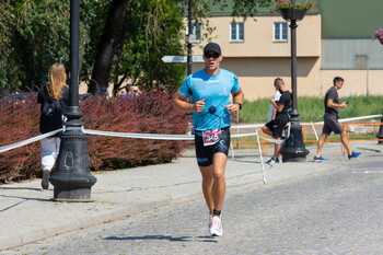 >Elbląg w niedzielę żyje triathlonem