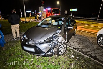 >Czołowe zderzenie dwóch toyot na ul. Warszawskiej