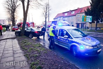 >Uderzył w drzewo na ul. Grottgera