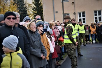 >Kolejne szeregi terytorialsów po przysiędze