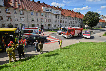 >Autobus uderzył w osobówkę na Robotniczej