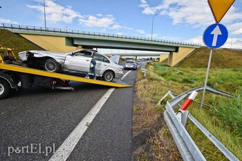 >Kierowca bmw przebił się przez barierki na węźle Wschód