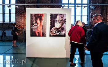 >Salon pełen artystów