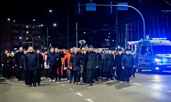 >Wierni przeszli przez Elbląg w Drodze Krzyżowej