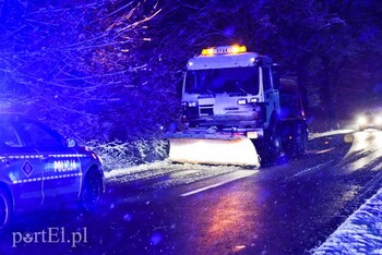 >38-latek uderzył mercedesem w drzewo, miał ponad dwa promile