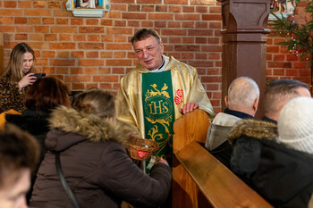 >Parafianie dają, ksiądz zbiera, ale dziś na WOŚP
