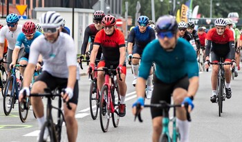 >Ścigali się na szosie i rolkach. Road Race w Elblągu