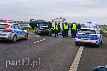 >Uciekał przed policją, zniszczył cztery auta i radiowóz na S7