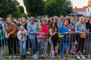 >Stare Miasto rozbrzmiewa muzyką