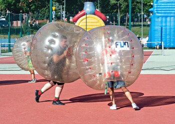 >Symulator zderzeń, alkogogle i inne atrakcje na Kalbarze