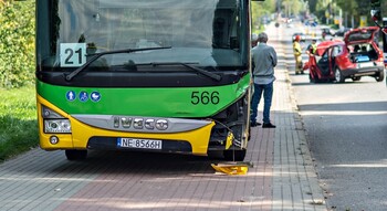 >Zderzył się z miejskim autobusem